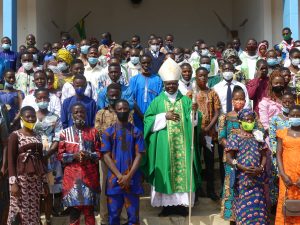 66 nouveaux confirmés à la paroisse Christ Lumière du Monde de Kpangalam (Sokodé)