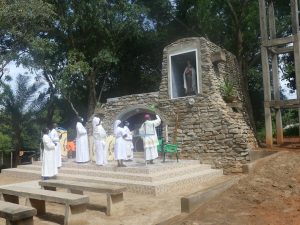 Bénédiction de la grotte en l’honneur de Sainte Thérèse à Bafilo