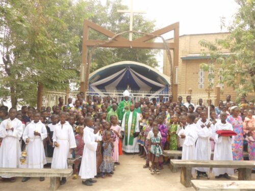 L’évêque de Sokodé a célébré une messe avec tous les enfants de la Paroisse Cathédrale Ste Thérèse