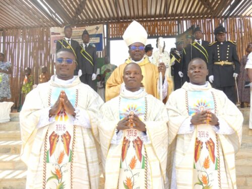 Les Abbés Augustin DJANGNI, Daniel BATONWE et Philippe LEBIDJALOU ont été ordonnés prêtres