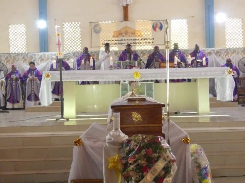 Le dernier adieu à Mgr Ambroise K. DJOLIBA, évêque émérite de Sokodé